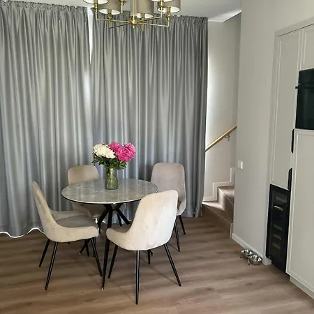 Cozy Sunny House In Kunigiskes Дом отдыха